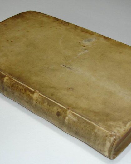 HÊSIODOU ASKRAIOU ta heuriskomena. Hesiodi Ascraei quae extant. Daniel Heinsius interpretationem infinitis locis emendavit. Introductionem in Opera & Dies, in qua Hesiodi philosophia nunc primum exponitur, item notas, addidit.