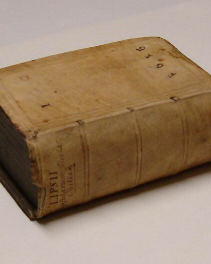 Iusti Lipsii Epistolarum selectarum chilias, in qua I. II. III. Centuriae ad Belgas, Germanos, Gallos, Italos, Hispanos. IV. Singularis ad Germanos & Gallos. V. Miscellanea. VI. VII. VIII ad Belgas. IX. & X Miscellaneae Postumae. Epistolica institutio eiusdem Lipsii. Accessit in gratiam studiosae iuventutis, rerum aliquot insignium, & elegantissimarum similitudinum, quae in nonnullis epistolis occurrunt, index locupletissimus.