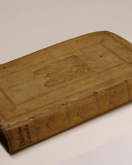 Dionysii Catonis Disticha de moribus ad filium, praeter sedulam variantis lectionis per omnia conlationem, lectissimis etiam adornata flosculis poeticis, una cum singulis adposita distichis, binorum quoque versuum, idiomatum vero diversorum, interpretatione quincuplice. Adjecta sunt lemmata Catoniana, suis quaeque restituta distichis. (And:) Historia critica Catoniana, per singulorum seriem consuetam, Dionysii Catonis Distichorum ex ordine deducta. Cui praemittuntur Maximi Planudis Metaphrasis Graeca, cum castigationibus Josephi Scaligeri in eamdem perpetuis: itemque Desiderii Erasmi concinna expositio. Adnexae sunt (...) Barthii, Opitii, Daumii, Wachii, Boxhornii, Cannegieteri, Withofii & Arntzeniorum fratrum animadversiones selectae. Addita quoque ad calcem Distichorum cuique nova paraphrasis.