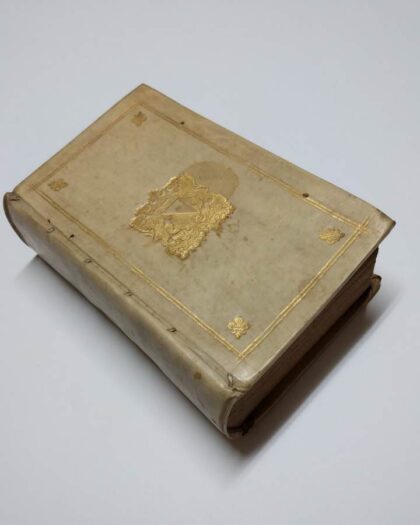 Pomponii Melae De situ orbis libri III. Cum notis integris Hermolai Barbari, Petri Joannis Olivarii, Fredenandi Nonii Pintiani, Petri Ciacconii, Andreae Schotti, Isaci Vossii, & Jacobi Gronovii. Accedunt Julii Honorii oratoris Excerpta Cosmographiae. Cosmographia falso Aethicum auctorem praeferens, cum variis lectionibus ex MS. Ravennatis Anonymi Geographia, ex MS. Leidensis suppleta, curante Abrahamo Gronovio.