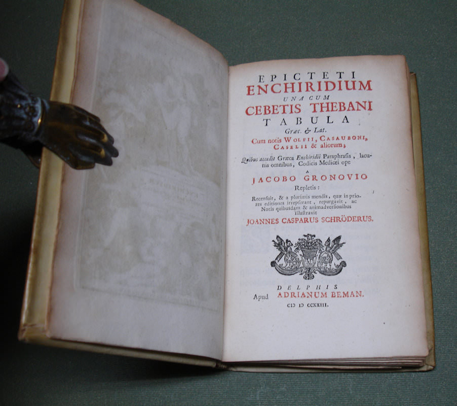 Epicteti Enchiridium una cum Cebetis Thebani tabula, Graec. & Lat. Cum notis Wolfii, Casauboni, Caselii & aliorum; quibus accedit Graeca Enchiridii paraphrasis, lacunis omnibus, codicis Medicei ope a Jacobo Gronovio repletis. Recensuit & a plurimis mendis, quae in priores editiones irrepserant, repurgavit, ac notis quibusdam & animadversionibus illustravit Joannes Casparus Schröderus. - Afbeelding 3