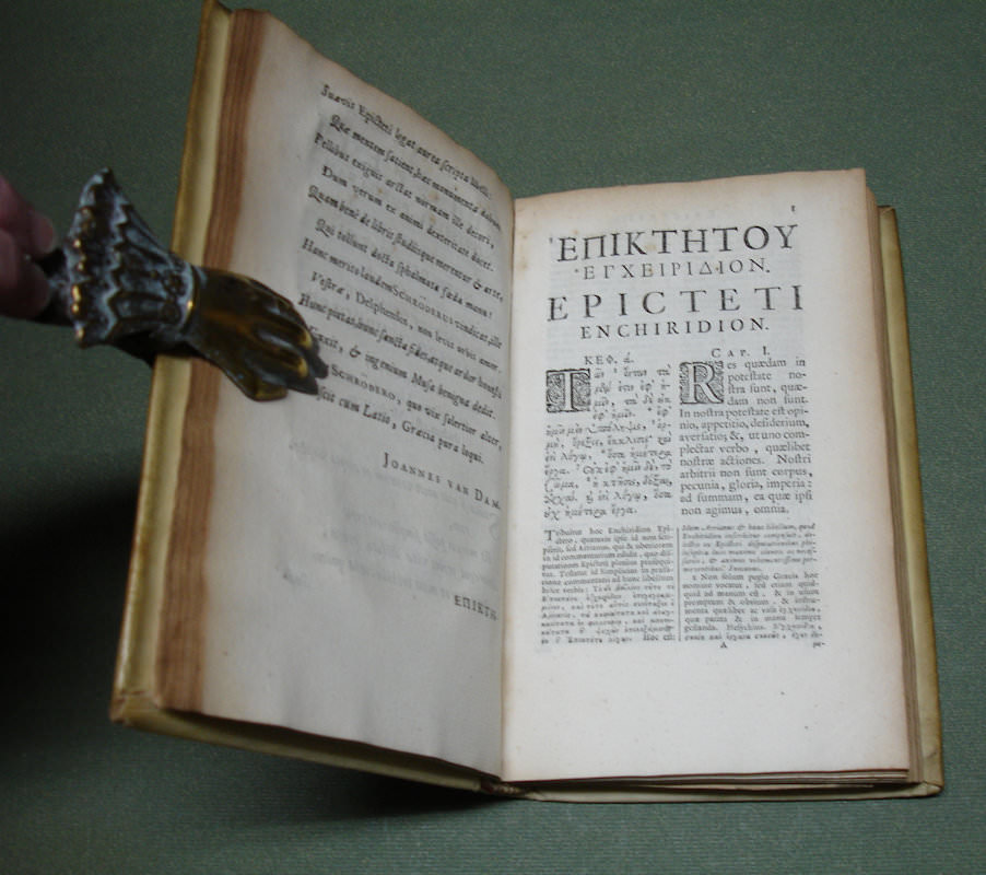 Epicteti Enchiridium una cum Cebetis Thebani tabula, Graec. & Lat. Cum notis Wolfii, Casauboni, Caselii & aliorum; quibus accedit Graeca Enchiridii paraphrasis, lacunis omnibus, codicis Medicei ope a Jacobo Gronovio repletis. Recensuit & a plurimis mendis, quae in priores editiones irrepserant, repurgavit, ac notis quibusdam & animadversionibus illustravit Joannes Casparus Schröderus. - Afbeelding 4