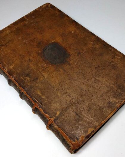 Opuscula Plutarchi Chaeronei sedulo undequaque collecta, & diligenter recognita, ac in unam faciem bellatule coimpressa, quorum ante praefationem patebit & numerus & series, praemisso quam amplissimo & rerum & verborum indice. Addita autem sunt nuper opuscula haec duo, De cohibenda iracundia & curiositate.